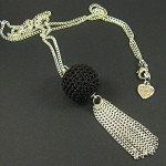 collier avec une perle crochet noire et un pompon