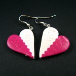 Boucles d'oreille artisanales magenta et blanche