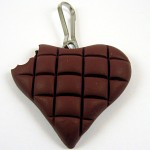 Un coeur de chocolat croqué pour décorer le sac
