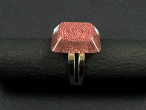 Bague fantaisie en résine avec effet de reflets