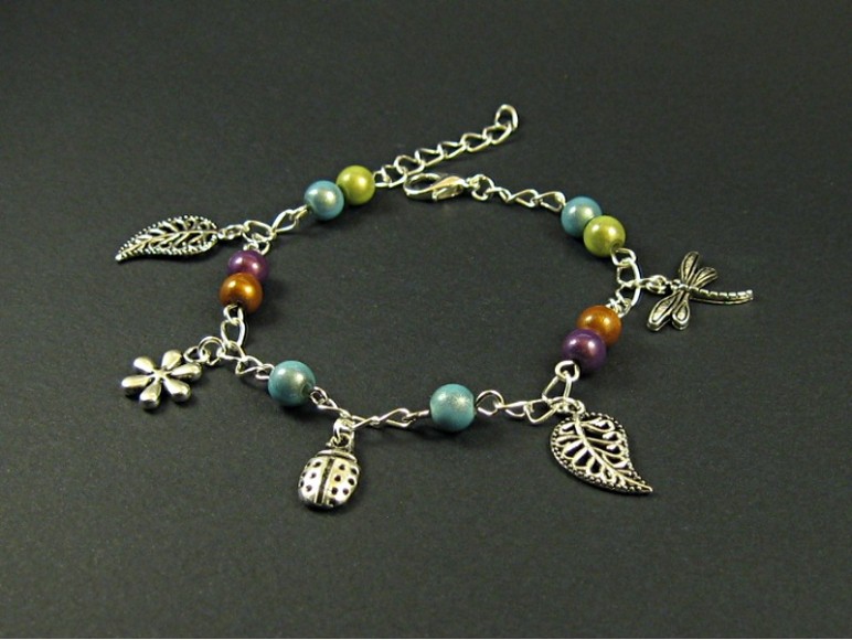 bracelet perle et breloque