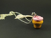 Collier cupcake glaçage rose tendre en argile polymère
