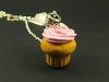 Collier cupcake glaçage rose tendre en argile polymère