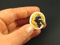 Magnet assiette de crêpes avec des myrtilles