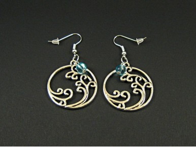 Boucles d'oreilles fantaisie breloques vagues et perles bleues