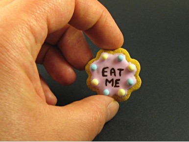 Cliquez pour zoomer Magnet artisanal "eat me" gâteau Alice aux pays des merveilles