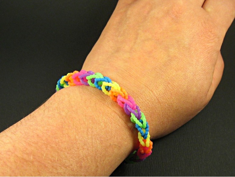 Bracelet élastique : attention aux faux rainbow loom ! 