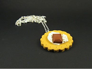 Collier fantaisie reproduction d'un biscuit avec chantilly et carré de chocolat