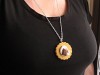 Collier fantaisie reproduction d'un biscuit avec chantilly et carré de chocolat