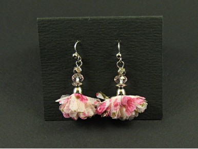 Boucles d'oreilles fantaisie pompon de tissu rose et perles