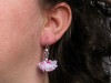 Boucles d'oreilles fantaisie pompon de tissu rose et perles