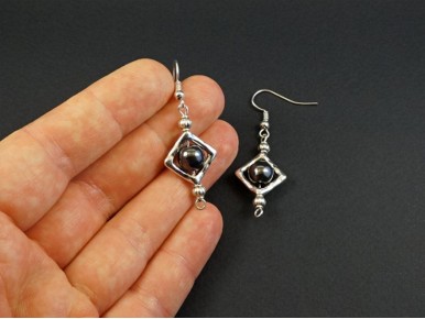 Boucles d'oreilles fantaisie perle hématite encadrée