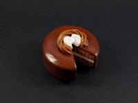Magnet artisanal entremet chocolat en argile polymère