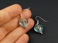 Boucles d'oreilles fantaisie coeur de verre avec paillettes incrustées