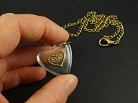 Collier fantaisie pendentif artisanal coeur en résine inscription love