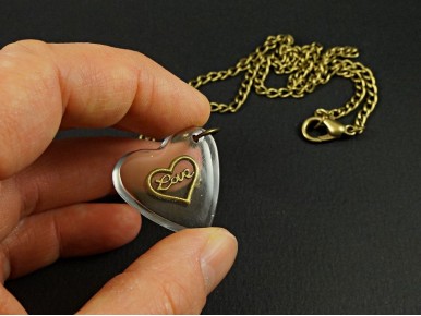 Collier fantaisie pendentif artisanal coeur en résine inscription love