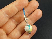 Bijou de téléphone décoré d'une perle Fimo colorée