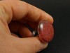Bague fantaisie globe rond XL remplie de microbilles rouges mobiles