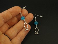 Boucles d'oreilles fantaisie poisson stylisé et perle "oeil de chat" bleue