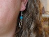 Boucles d'oreilles fantaisie poisson stylisé et perle "oeil de chat" bleue