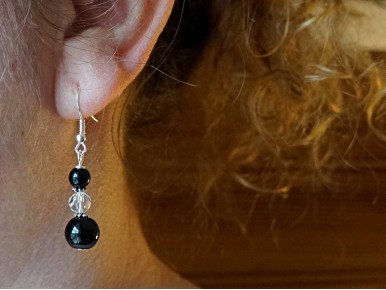 Boucles d'oreilles fantaisie perles lisses noires et perles facettées translucides
