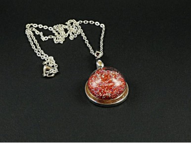 Collier en métal fantaisie argenté et globe en verre rempli de microbilles