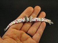 Bracelet fantaisie tissu liberty agrémenté d'une perle passe ruban motif papillon