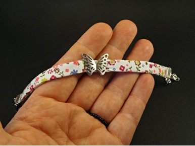 Bracelet fantaisie tissu liberty agrémenté d'une perle passe ruban motif papillon