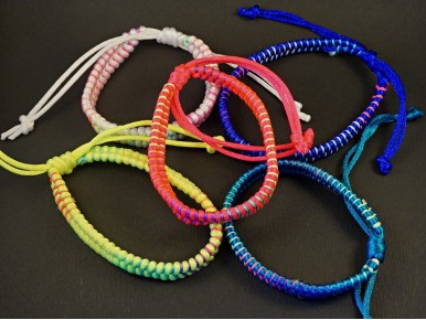 Bracelet fantaisie tissage cordons couleur flashies