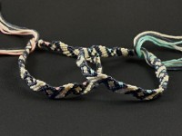Bracelet brésilien zigzag présenté en deux couleurs