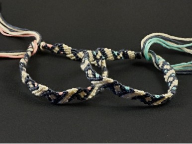 Bracelet brésilien zigzag présenté en deux couleurs