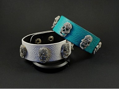 Bracelet fantaisie effet cuir avec 5 rivets tête de mort strassées de cristaux