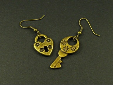 Boucles d'oreilles couleur bronze cadenas et clé
