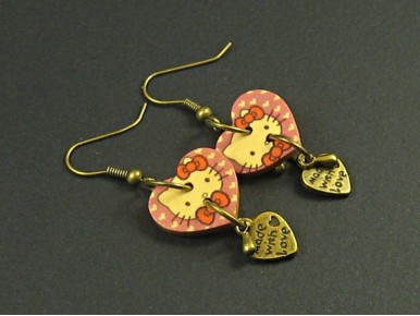 Boucles d'oreille coeurs en bois décor Hello Kitty