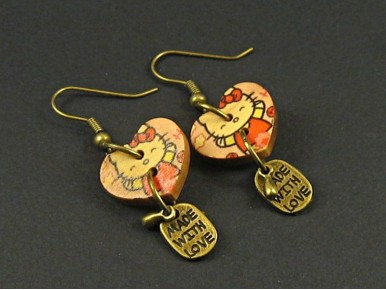 Boucles d'oreille composée d'anneaux couleur bronze et de coeur en bois Hello Kitty