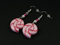 Boucles d'oreilles fantaisie sucre d'orge fuchsia et perles