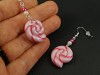 Boucles d'oreilles fantaisie sucre d'orge fuchsia et perles