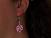 Boucles d'oreilles fantaisie sucre d'orge fuchsia et perles