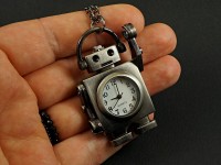 Collier montre robot en métal couleur gris foncé