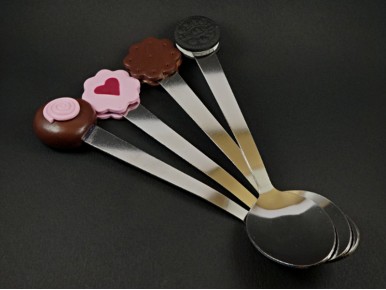 Jolies cuillères à dessert décorées de miniatures en argile polymère
