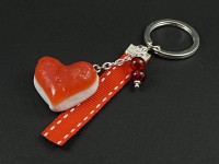 Porte-clé gourmand représentant un bonbon gélifié coeur rouge