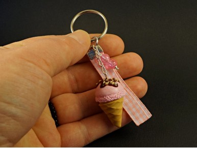 Porte-clé gourmand représentant une glace à la fraise