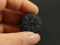 Magnet artisanal en argile polymère représentant un biscuit Oréo
