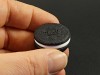 Magnet artisanal en argile polymère représentant un biscuit Oréo