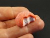 Magnet artisanal en argile polymère représentant une fraise Tagada croquée