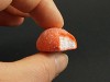 Magnet artisanal en argile polymère représentant une fraise Tagada croquée