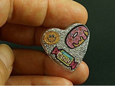 Bague résine en forme de coeur, paillettes et stickers gourmands