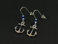 Boucles d'oreilles breloques ancres et perles de rocailles tons bleus