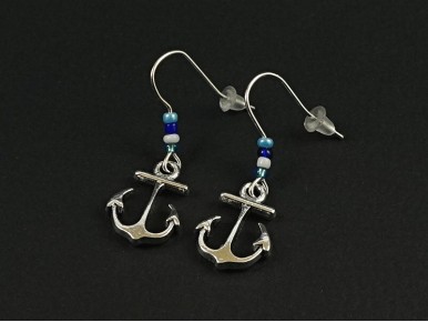 Boucles d'oreilles breloques ancres et perles de rocailles tons bleus