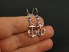 Boucles d'oreilles breloques ancres et perles de rocailles tons bleus